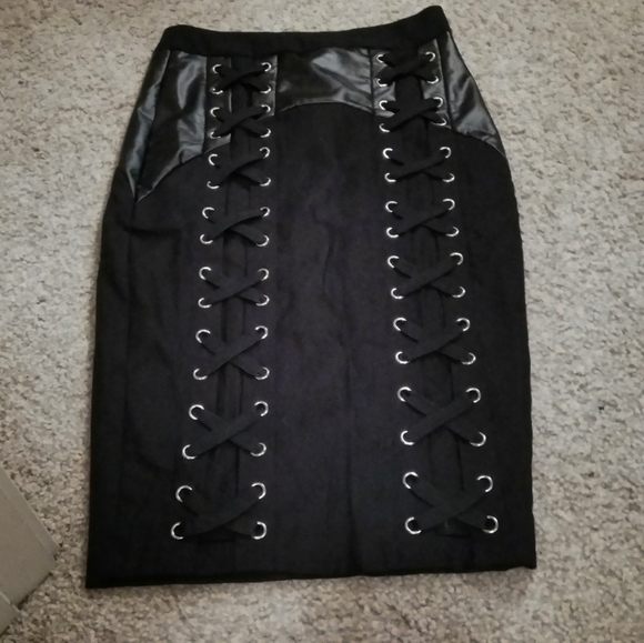 DISTURBIA DISSENSION SKIRT - Picture 2 of 2